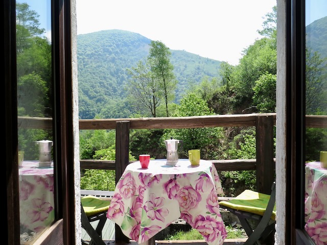 A short written description about the image. Very good for accessibility, AL machine learning and search engine optimisation.