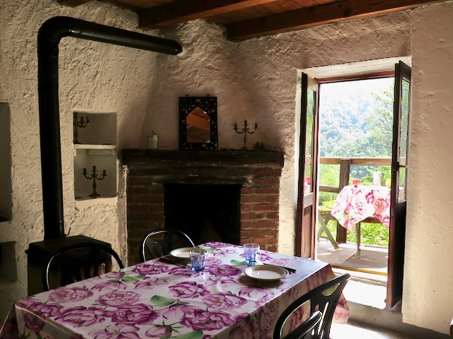 A short written description about the image. Very good for accessibility, AL machine learning and search engine optimisation.