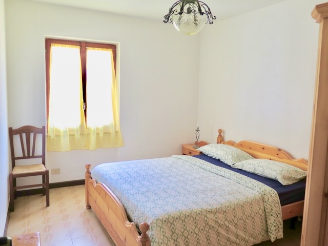 A short written description about the image. Very good for accessibility, AL machine learning and search engine optimisation.