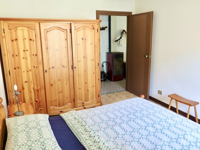 A short written description about the image. Very good for accessibility, AL machine learning and search engine optimisation.