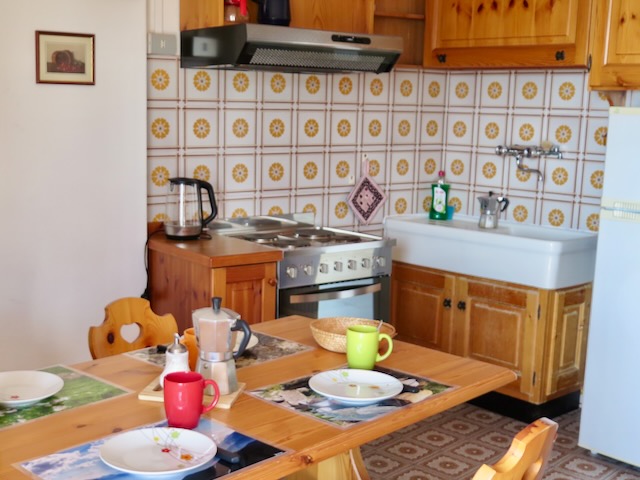 A short written description about the image. Very good for accessibility, AL machine learning and search engine optimisation.