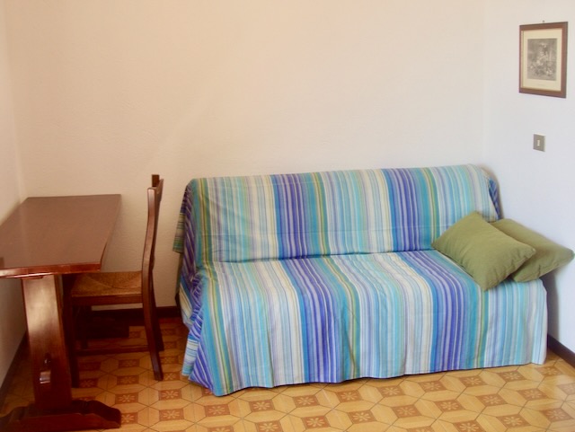 A short written description about the image. Very good for accessibility, AL machine learning and search engine optimisation.