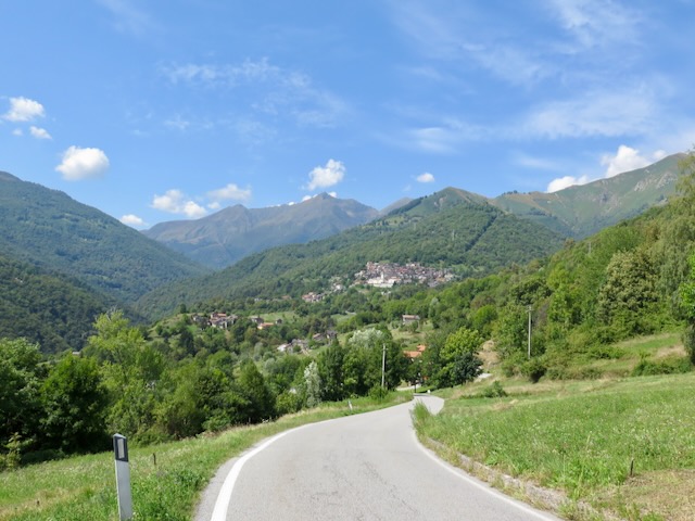 A short written description about the image. Very good for accessibility, AL machine learning and search engine optimisation.