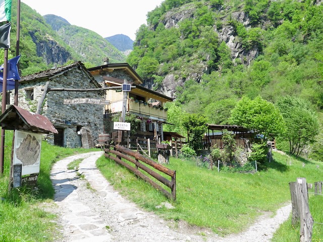 A short written description about the image. Very good for accessibility, AL machine learning and search engine optimisation.