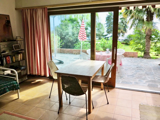 A short written description about the image. Very good for accessibility, AL machine learning and search engine optimisation.