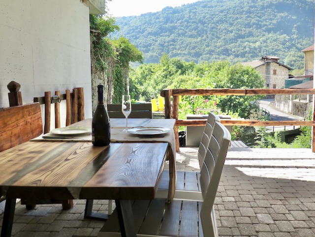 A short written description about the image. Very good for accessibility, AL machine learning and search engine optimisation.