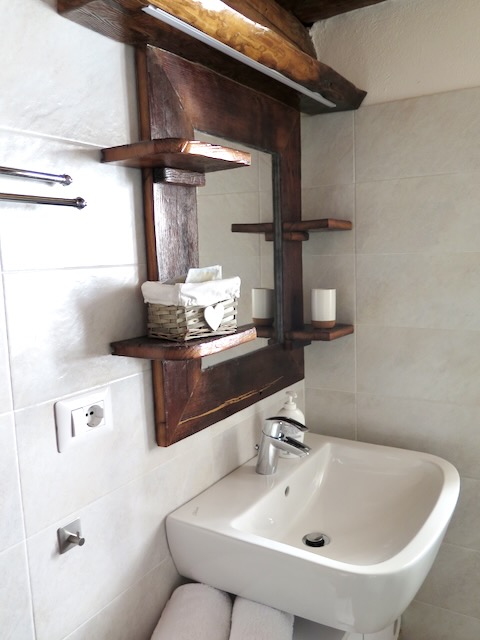 A short written description about the image. Very good for accessibility, AL machine learning and search engine optimisation.