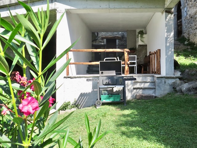 A short written description about the image. Very good for accessibility, AL machine learning and search engine optimisation.