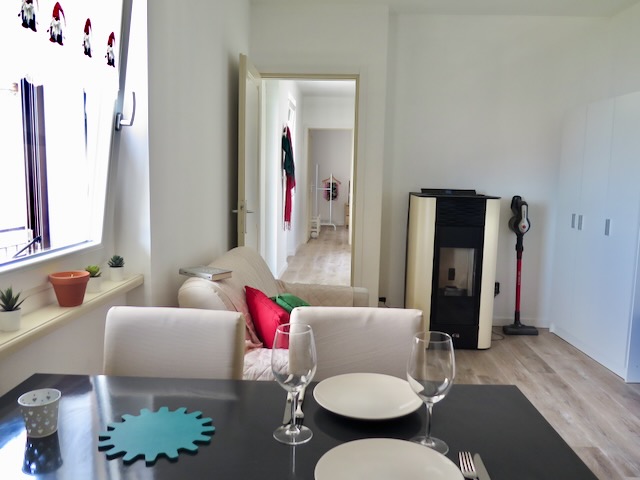 A short written description about the image. Very good for accessibility, AL machine learning and search engine optimisation.