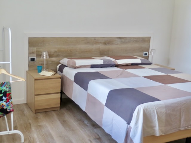 A short written description about the image. Very good for accessibility, AL machine learning and search engine optimisation.