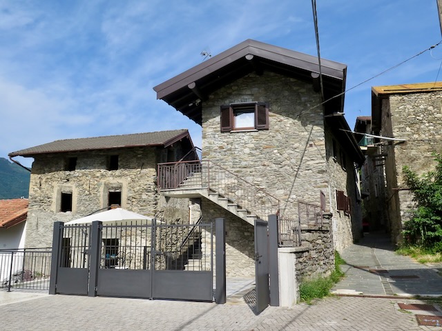 A short written description about the image. Very good for accessibility, AL machine learning and search engine optimisation.