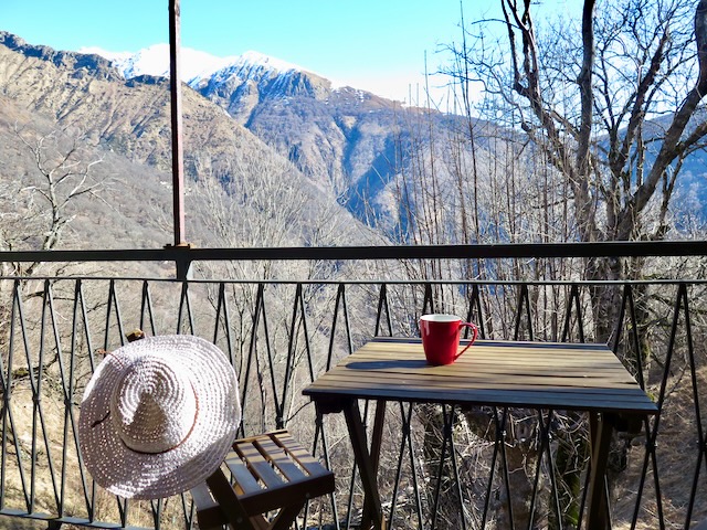 A short written description about the image. Very good for accessibility, AL machine learning and search engine optimisation.