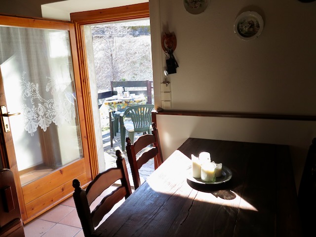 A short written description about the image. Very good for accessibility, AL machine learning and search engine optimisation.