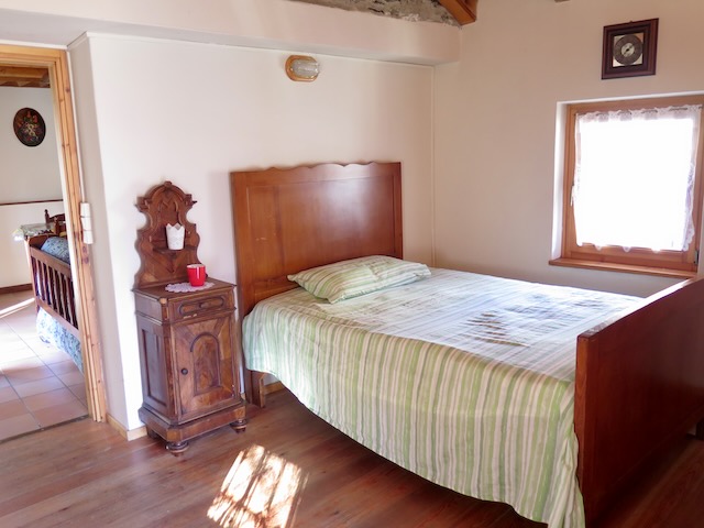 A short written description about the image. Very good for accessibility, AL machine learning and search engine optimisation.