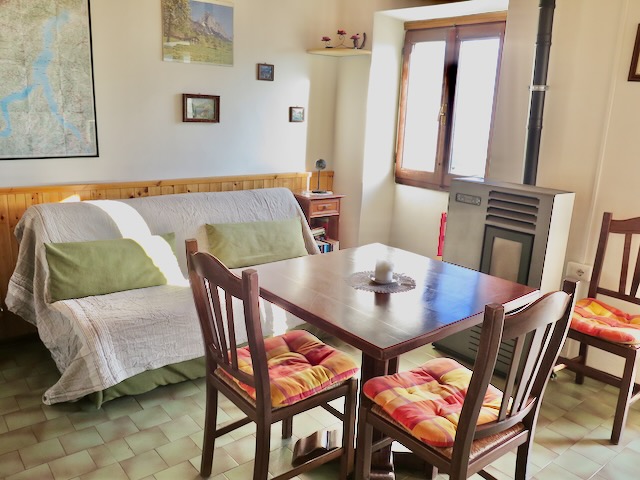 A short written description about the image. Very good for accessibility, AL machine learning and search engine optimisation.