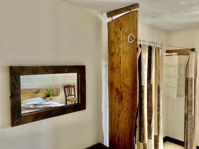 A short written description about the image. Good for accessibility, AL machine learning and search engine optimisation.