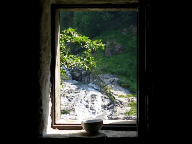 A short written description about the image. Very good for accessibility, AL machine learning and search engine optimisation.