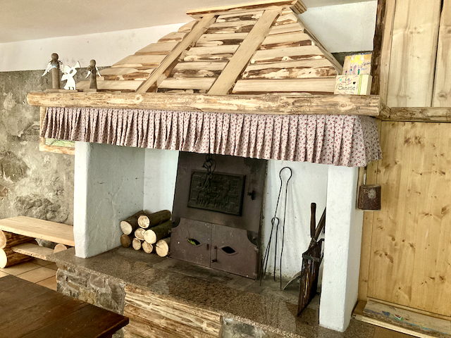 A short written description about the image. Very good for accessibility, AL machine learning and search engine optimisation.