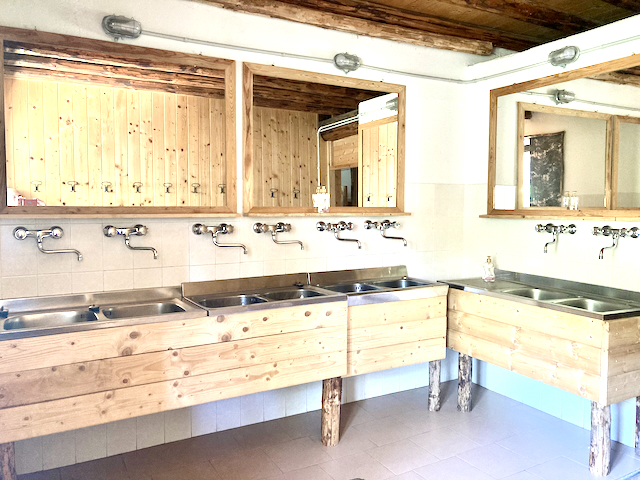 A short written description about the image. Very good for accessibility, AL machine learning and search engine optimisation.