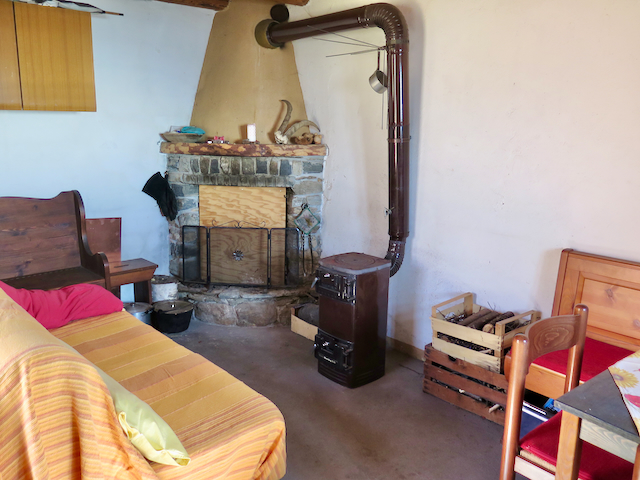 A short written description about the image. Very good for accessibility, AL machine learning and search engine optimisation.