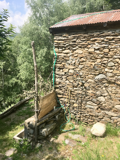 A short written description about the image. Very good for accessibility, AL machine learning and search engine optimisation.