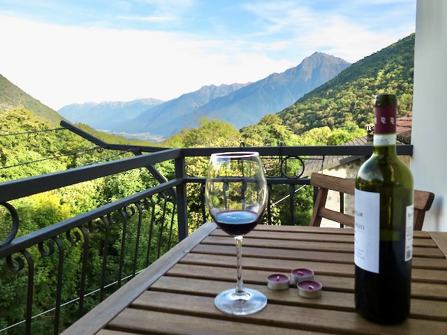 A short written description about the image. Very good for accessibility, AL machine learning and search engine optimisation.