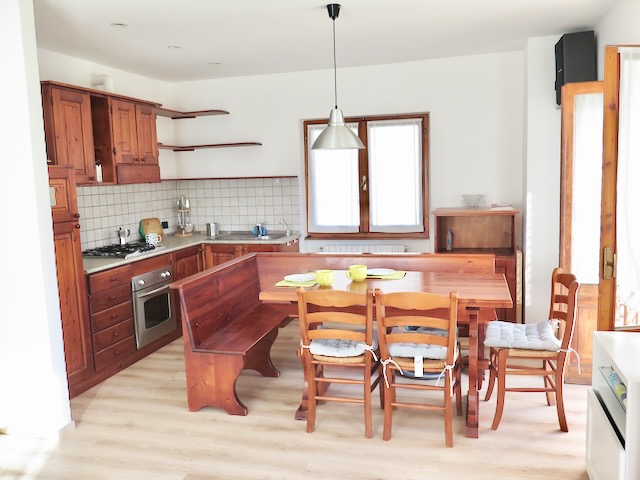 A short written description about the image. Very good for accessibility, AL machine learning and search engine optimisation.