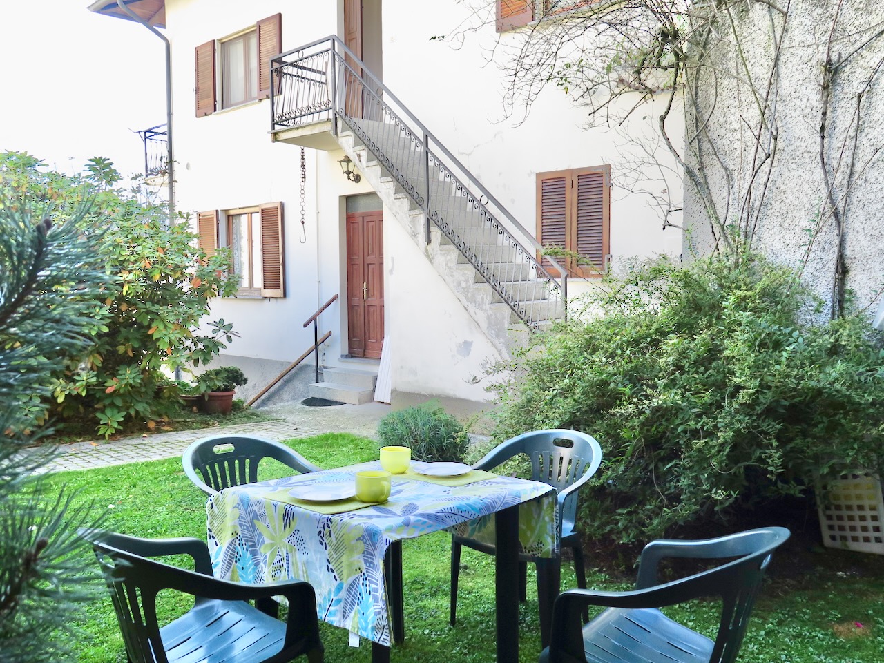 A short written description about the image. Very good for accessibility, AL machine learning and search engine optimisation.