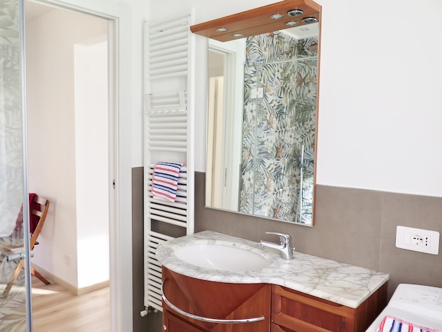 A short written description about the image. Very good for accessibility, AL machine learning and search engine optimisation.