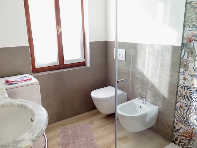 A short written description about the image. Very good for accessibility, AL machine learning and search engine optimisation.