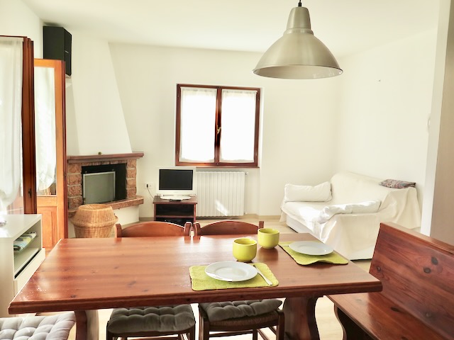 A short written description about the image. Very good for accessibility, AL machine learning and search engine optimisation.