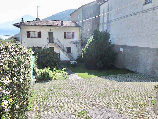 A short written description about the image. Very good for accessibility, AL machine learning and search engine optimisation.