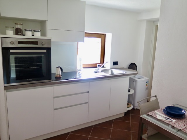 A short written description about the image. Very good for accessibility, AL machine learning and search engine optimisation.