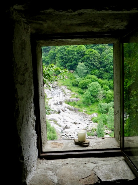 A short written description about the image. Very good for accessibility, AL machine learning and search engine optimisation.