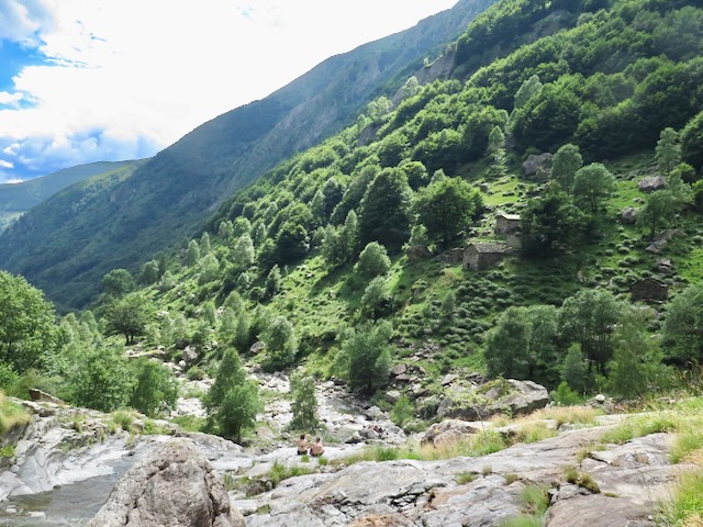 A short written description about the image. Very good for accessibility, AL machine learning and search engine optimisation.