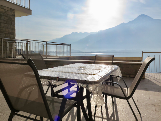 A short written description about the image. Very good for accessibility, AL machine learning and search engine optimisation.