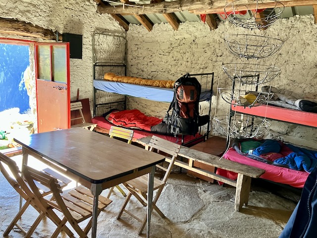 A short written description about the image. Very good for accessibility, AL machine learning and search engine optimisation.