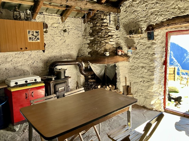 A short written description about the image. Very good for accessibility, AL machine learning and search engine optimisation.