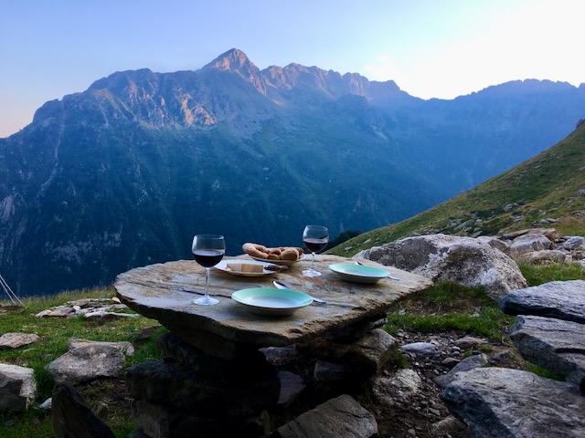 A short written description about the image. Very good for accessibility, AL machine learning and search engine optimisation.