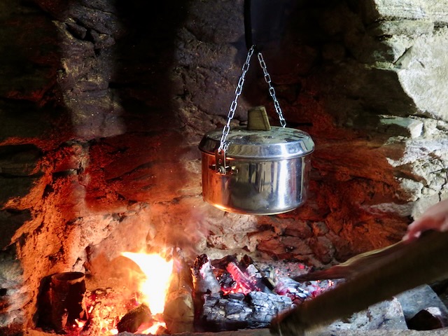 A short written description about the image. Very good for accessibility, AL machine learning and search engine optimisation.